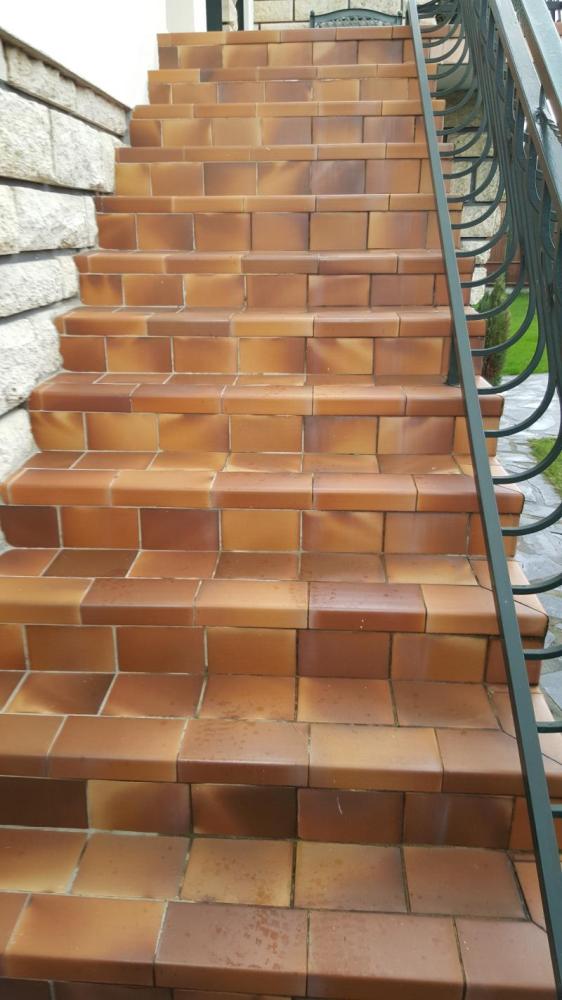 escaliers-carrelage-marron