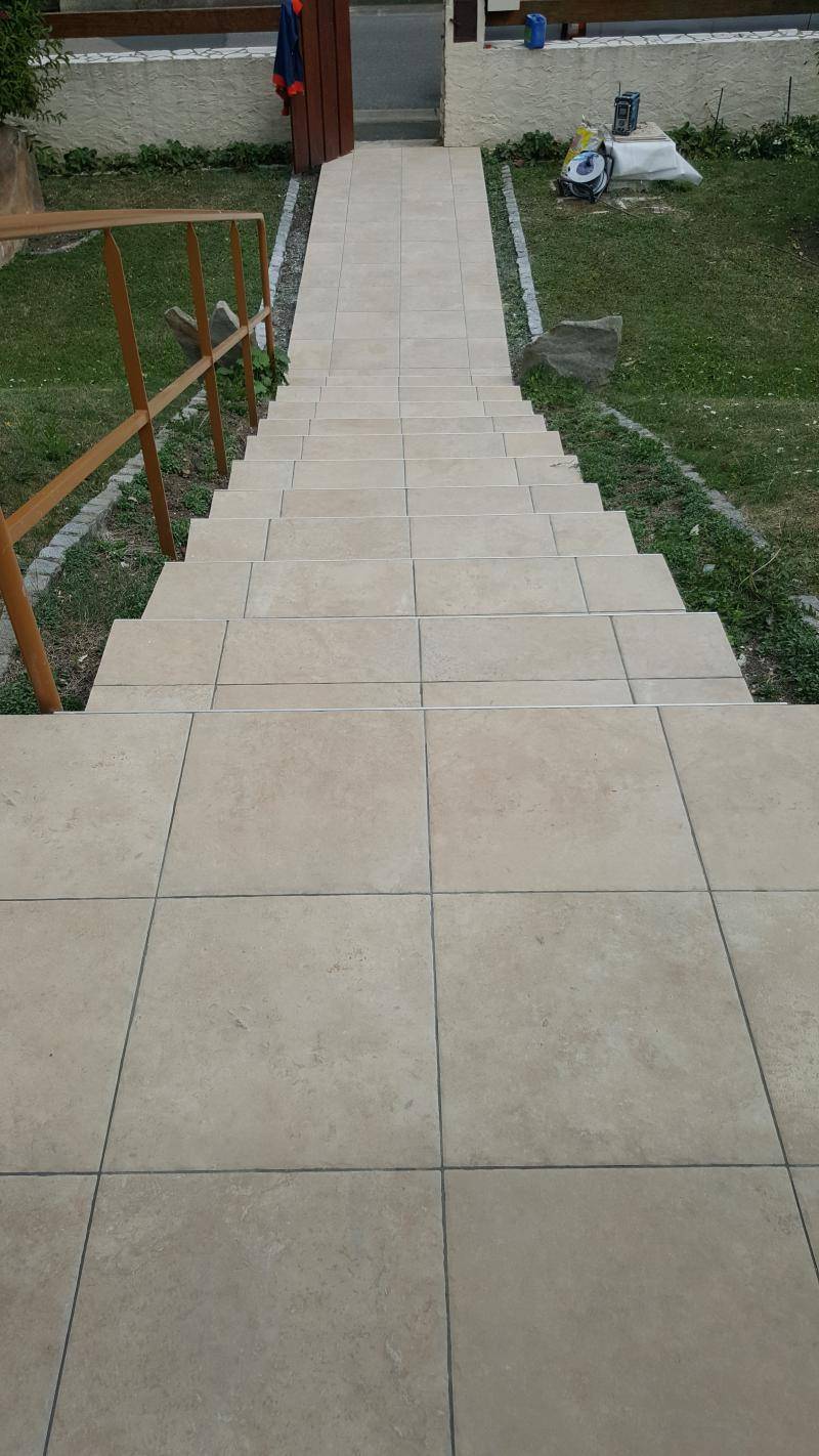 carrelage-escaliers-blancs